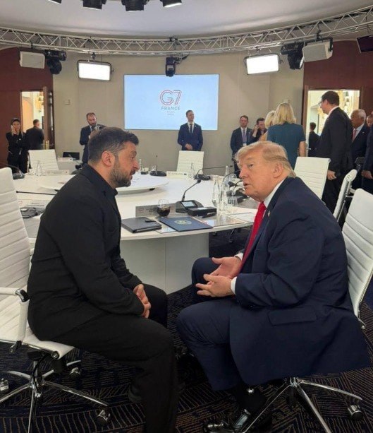 komarglobal's tweet photo. At the G7 summit, Zelensky raised a chair to appear taller than Trump and look down on him. https://t.co/LJ3ZdR34su
