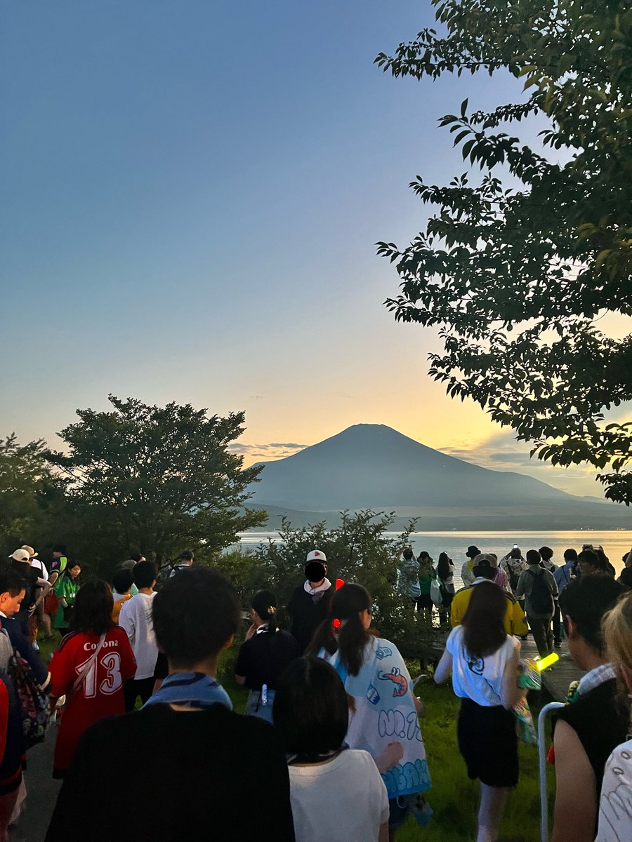 Kid___Infinity's tweet photo. 新参者なりに楽しいところなんてあげだしたらキリがないけど、やっぱりこれです
1日目が終わってしまった寂しさと未だ冷めやらぬ興奮と熱気を帯びたまま、退場しながらみんなで眺める山中湖と富士山
ステージの上手側、トイレの裏手から伸びる一本道がとっても好きです（伝われ）
#楽しいぞふぁみえん https://t.co/LtrBAeEWq1