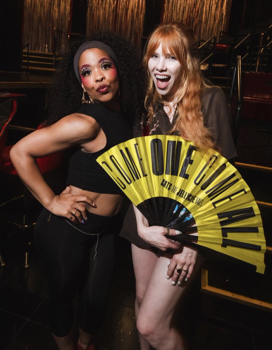 carlyraewiki's tweet photo. 📷 @CarlyRaeJepsen was a guest judge at Cats: The Jellicle Ball on Broadway a few days ago! https://t.co/L4rMcVR7Ae
