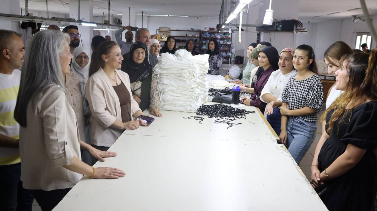 cigdemkilicgun's tweet photo. Çarçewaya Têleweameyîsanê Şarî yê ke ma ebe şîarê "Ma Vatişê Aştîye Ebe Sarê Xo Anîme Zon" dayî destpêkerdene, Şirnex der îme. 

Ma Cizîr û Hezex de pêşnîyaz û waştişê sere de esnaf, muteşebîs, kedkar û dewijan pêro kesanê komelî gos nayê ser. Çiqa ke sîyasetmedarî fikranê cîya-cîyayan gos nanê ser, persanê komelî fam kenê û çareserîye vînenê, o wext vera îdareyî bawerîya sarî zêdîyena. Xususî no prosesê Aştî û Komelê Demokratîkî yo ke ma mîyanê ci der îme, ferz keno ke ma hîna zêde nîşaqan bikerîme û fikranê xo pare bikerîme. 

*** 

"Barışın Sözünü Halkımızla Birlikte Kuruyoruz" şiarıyla başlattığımız Halk Buluşmaları çerçevesinde Şirnex'teyiz. 

Cizîr ve Hezex'te esnaf, girişimci, emekçi, köylü başta olmak üzere halkın her kesiminin öneri ve taleplerini dinledik. Siyasetçilerin farklı görüşleri dinlemesi, sorunları anlaması ve çözüm üretmesi halkın yönetime olan güvenini artıracak en önemli faktörlerden biridir. Özellikle içinde bulunduğumuz Barış ve Demokratik Toplum süreci, daha fazla tartışma ve daha fazla fikir alışverişinde bulunmayı toplumsal bir zorunluluk olarak önümüze koymaktadır.