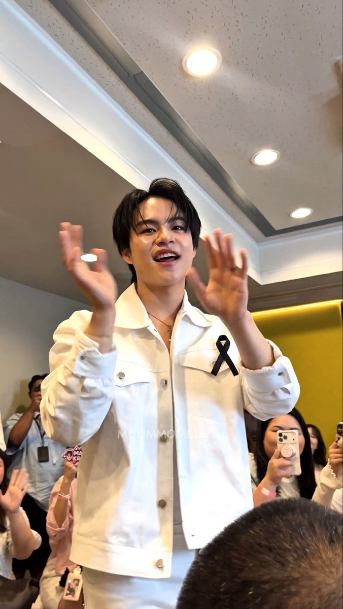 moommomeiei's tweet photo. ช่วงอวยยศ #ETUDExMARCKRIS พี่จัดงานดีมาก
คือรู้สึกดีตั้งแต่เดินเข้าประตูยันจบงาน บรรยากาศทุกอย่าคือเริ่ดเลยหล่ะ พี่ๆทีมงานน่ารักทุกคน ตอนไลฟ์ก็สนุกมากๆ ตอนแรกเมนม้าคอาจจะเงียบนิดนึง แต่พอเข้าไลฟ์เท่านั้นแหละ ทุกคนเป็นงานมากอ่ะ5555555 หลังจบไลฟ์ม้าคก็มายืนคุยกับแฟนคลับ แบบเป็นกันเองมากๆ พูดก็พูดชั้นไม่เคยได้คุยกับศลป.นานขนาดนี้5555 (แต่จริงๆก็ไม่ได้คุยไร เน้นฟังคนอื่น) วันนี้ชั้นรู้สึกอิ่มความสุขมาก เติมม้าคจนเต็มถัง นั่งมองม้าคตาเนื้อคือที่สุด โครตหล่อ มีแรงไปใช้ชีวิตต่อละ พี่ ETUDE จ้างอีกได้เลยน้า จะซัพพอร์ตทุกงานเลย 💖