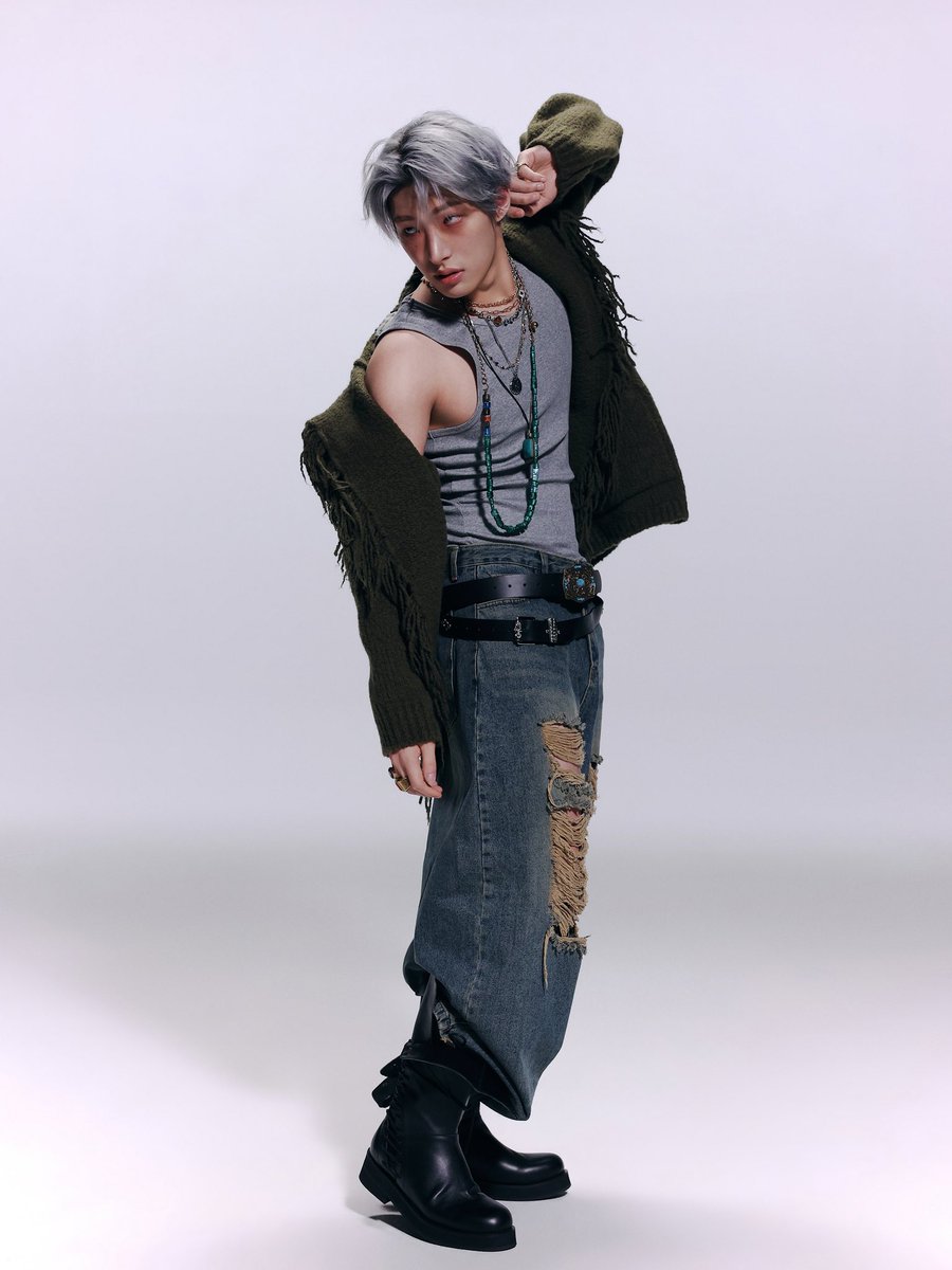 mngggi's tweet photo. THIS MINGI OUTFITTTTT THE BOOTS THE BAGGY RIPPED JEANS, THE GREY TANK, THE SHOULDER AND ARMPIT MEAL AND DONT GET ME STARTED ON THE HAIR https://t.co/ZflhQYDuc5