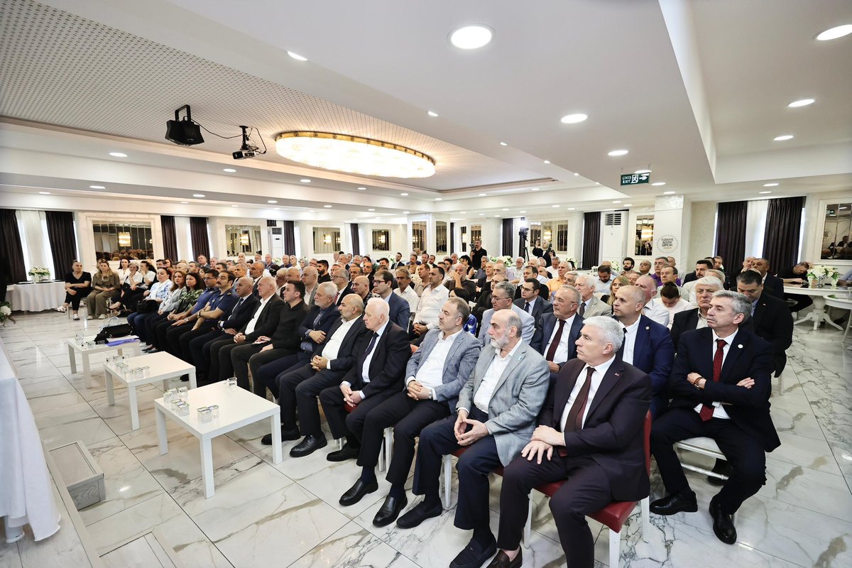 abdullahciftci7's tweet photo. Valimiz Sayın Davut GÜL Başkanlığında Yıldırım Mahallesinde Halk Toplantısı gerçekleştirildi.Toplantıda vatandaşlarımız istek, şikâyet ve önerilerini dile getirme fırsatı buldular..Toplantının gerçekleştirilmesinde emeği geçen  mahalle muhtarımız Adnan Liçina, ev sahipliği yapan Türkiye Bosna- Sancak derneği başkan ve yönetimine, katılımları ile toplantıya değer katan Yıldırım mahalle sakinlerine teşekkür ediyorum…