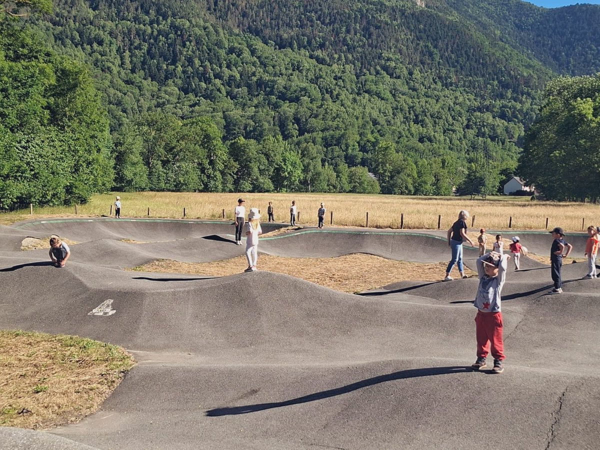 DSDEN65's tweet photo. Résidence artistique de territoire autour de la "danse en paysages pyrénéens" pour les écoles d'Aragnouet, Guchen, Loudenvielle, St-Lary et Sarrancolin. Riches ateliers pratiques et création d'un topoguide de randonnée chorégraphique. #CGEAC #CCAL #PAH #DRAC https://t.co/2pZdjUTMgk