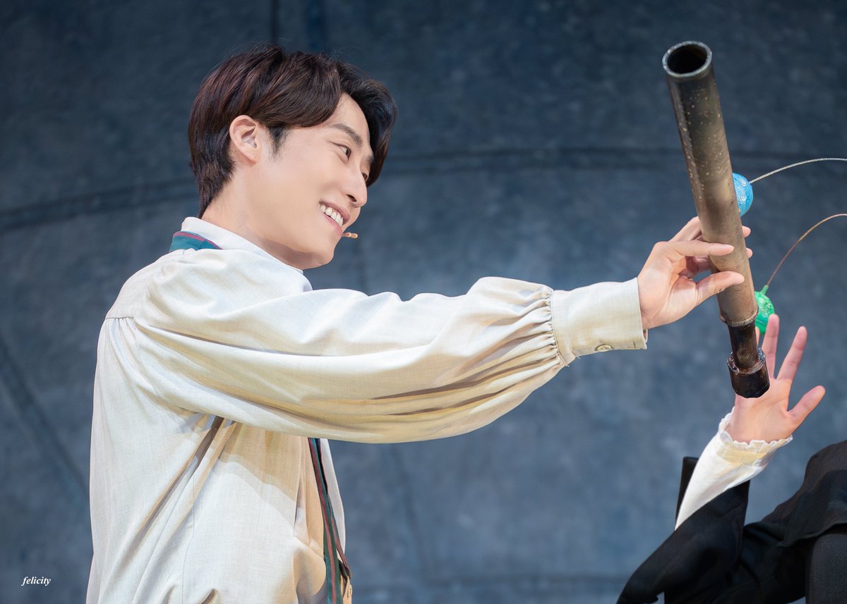 fe_licity_0's tweet photo. 260616 시데레우스 커튼콜

갈릴레오 役 | #김지철
마리아 役 | #유낙원

아버진 여전히 문 뒤에서 
따라갔죠 일말의 가능성을 https://t.co/6abxTkJc67