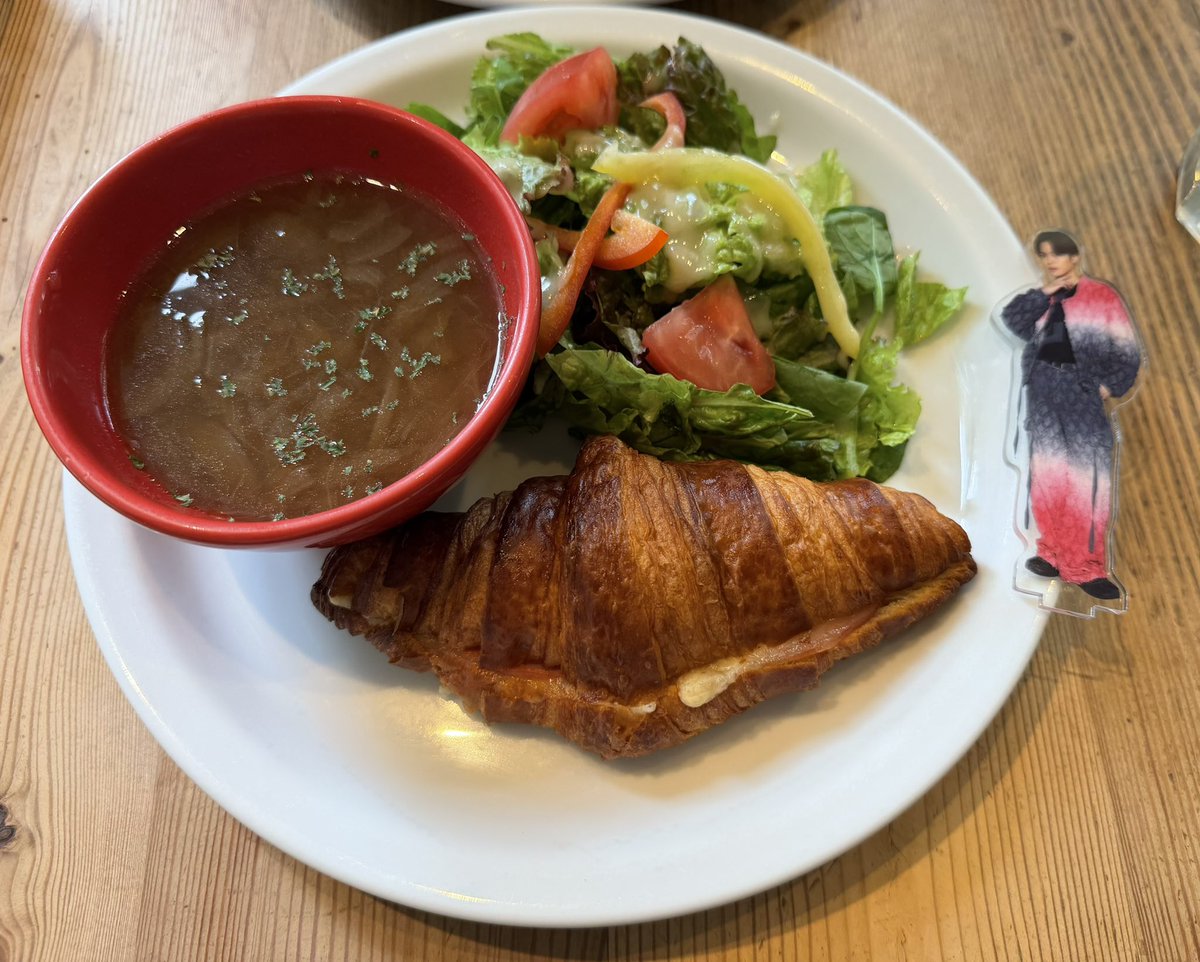 yrap_one2's tweet photo. お友達に付き合ってもらって奏くんが行ってたカフェ(激うまだった)とドバイフレンチトースト🍞
金パウダーかけてくれた✨
今日も楽しい1日だった🐥🫧 https://t.co/r1YssPfwDM