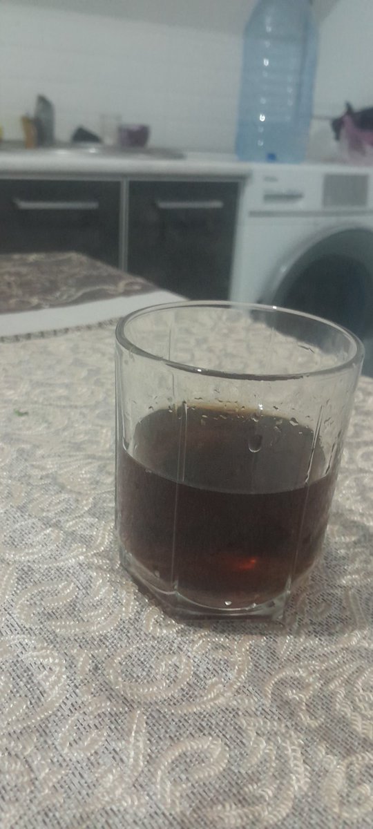 kharal___'s tweet photo. اور ہم غریب ابھی بھی کوک پی کر انجوائے کرتے https://t.co/3YgEjXiXOo