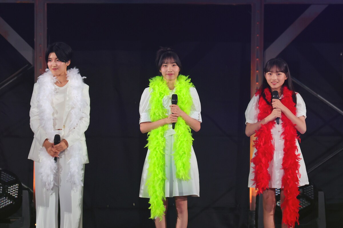 hp_bbkmm's tweet photo. 小島はなさんのファンの皆様、ハロプロの新メンは1年間髪型固定ルールがありまして、初披露時の髪型で1年間活動しますので、よろしくお願いします。
🤍→前髪センター分け
💚→お団子
❤️→ストレートおろし
#BEYOOOOOND https://t.co/4KCdqEo2oX
