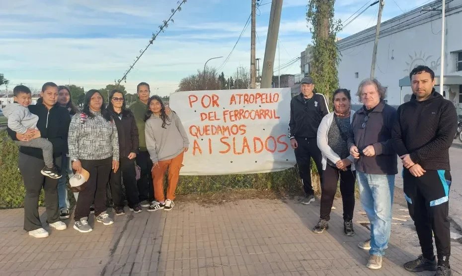 341media_'s tweet photo. Empalme y Pavón gestionan la apertura de pasos peatonales tras el cercado de las vías del ferrocarril

https://t.co/7cKL61XxtN https://t.co/EKAePasZBe