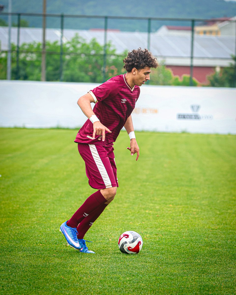 Goztepe's tweet photo. Kulübümüz, sezonun ilk yarısında A Takımımızda, ikinci yarısında ise U19 takımımızda kiralık olarak forma giyen genç oyuncumuz Salem Mounir Bouajila'nın satın alma opsiyonunu kullanmıştır.

UEFA Gençlik Ligi'ne katılma hakkı kazanan U19 takımımızda geride kalan sezonda 17 gol kaydeden Salem Mounir Bouajila'nın satın alma opsiyonunu kullanan Göztepe'miz, oyuncumuzun 1 yıl kulüp opsiyonlu olmak üzere 2030+1 yılına kadar sarı-kırmızı formamızı giymeye devam etmesini sağlamıştır.

Salem'e sarı-kırmızı formamız altında nice başarılar diliyor, birlikte daha birçok güzel anı paylaşmayı temenni ediyoruz.

Our club has exercised the buy option for young player Salem Mounir Bouajila, who spent the first half of the season on loan with our First Team and the second half with our U19 team.

After scoring 17 goals last season and helping our U19 side secure qualification for the UEFA Youth League, Salem Mounir Bouajila has now joined Göztepe on a permanent transfer. The new agreement will keep him at the club until 2030, with an option for a further year.

We wish Salem continued success in the red and yellow jersey and look forward to sharing many more memorable moments together.

#Göztepe
