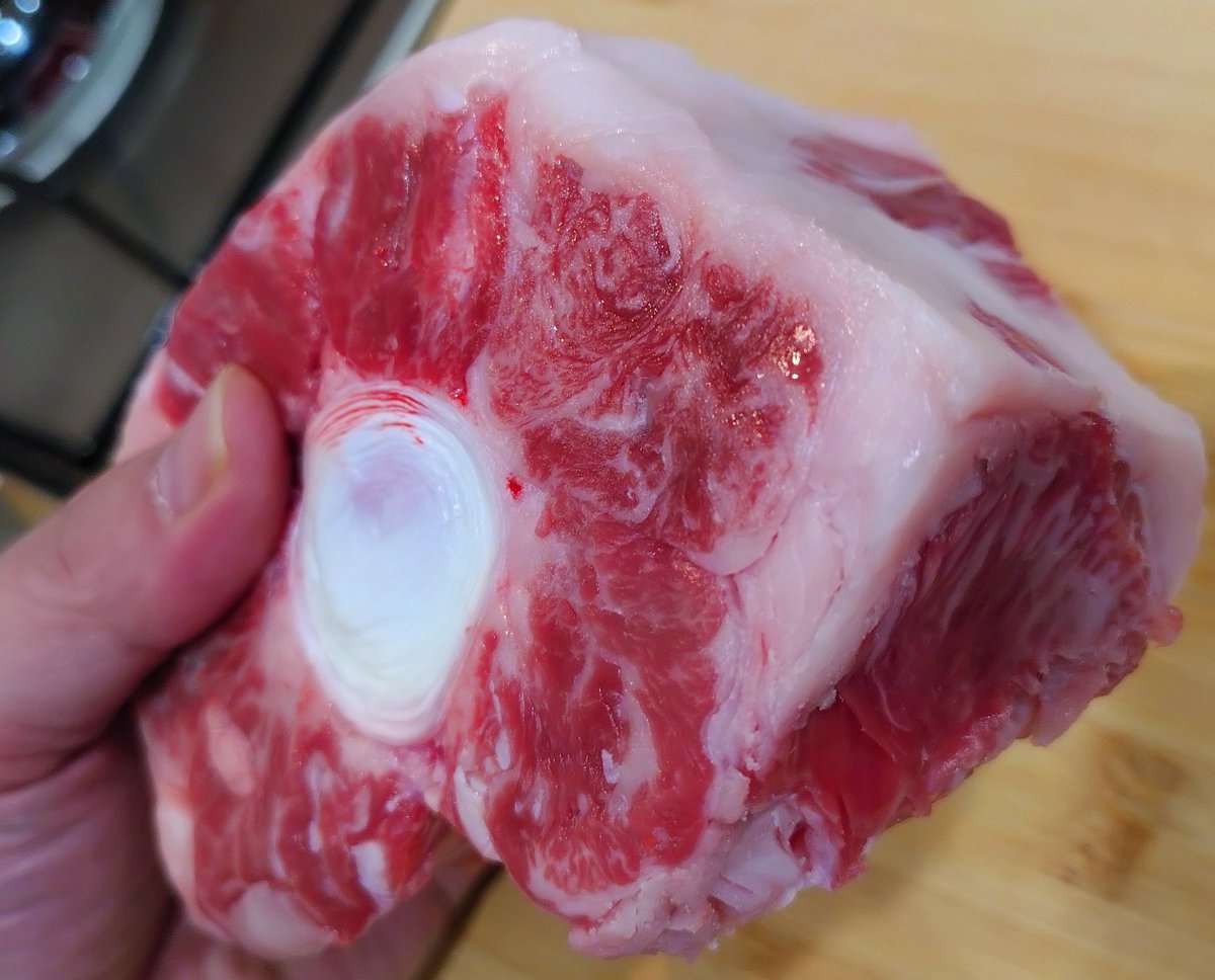 far_fawn's tweet photo. 今日は分厚い牛の尻尾とその周りのケツの筋肉!!!
ぶった斬って焼いて食ってヤッたゼ!!!
滅茶苦茶旨かったゼ‼️🤤 https://t.co/AHgIXWSJwn