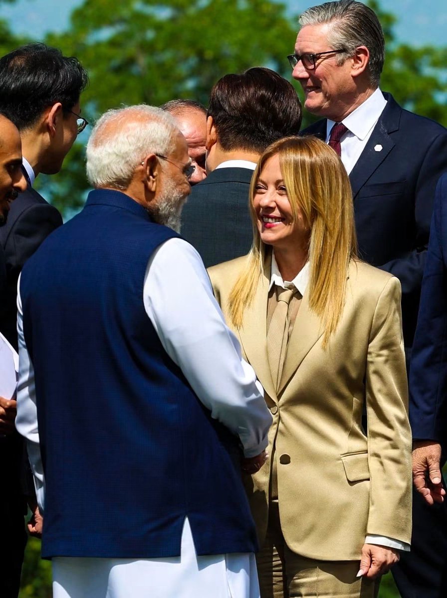 ocjain4's tweet photo. - इसबार क्या लेकर आए हो?
- पैसे ही नहीं बचे, वो क्या है कि बंगाल के कुछ सांसद खरीद......
- बस बस समझ गई https://t.co/yuKQ4Cahh6