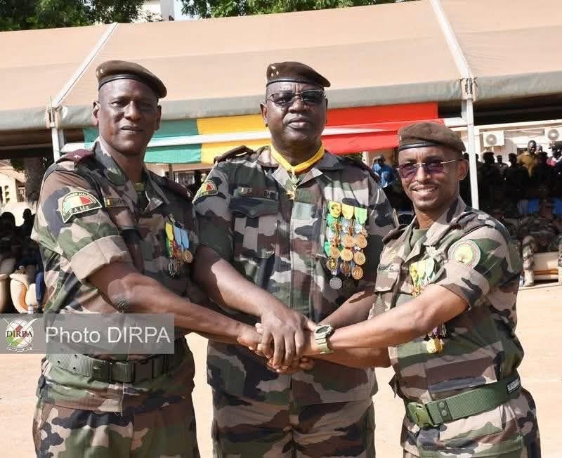 NationMali's tweet photo. Les rumeurs sur internet sont souvent loin de la réalité : face à l’ennemi commun, l’armée malienne reste unie et mobilisée.

Le Mali sera toujours la priorité 🇲🇱 https://t.co/7NHCYnQynf