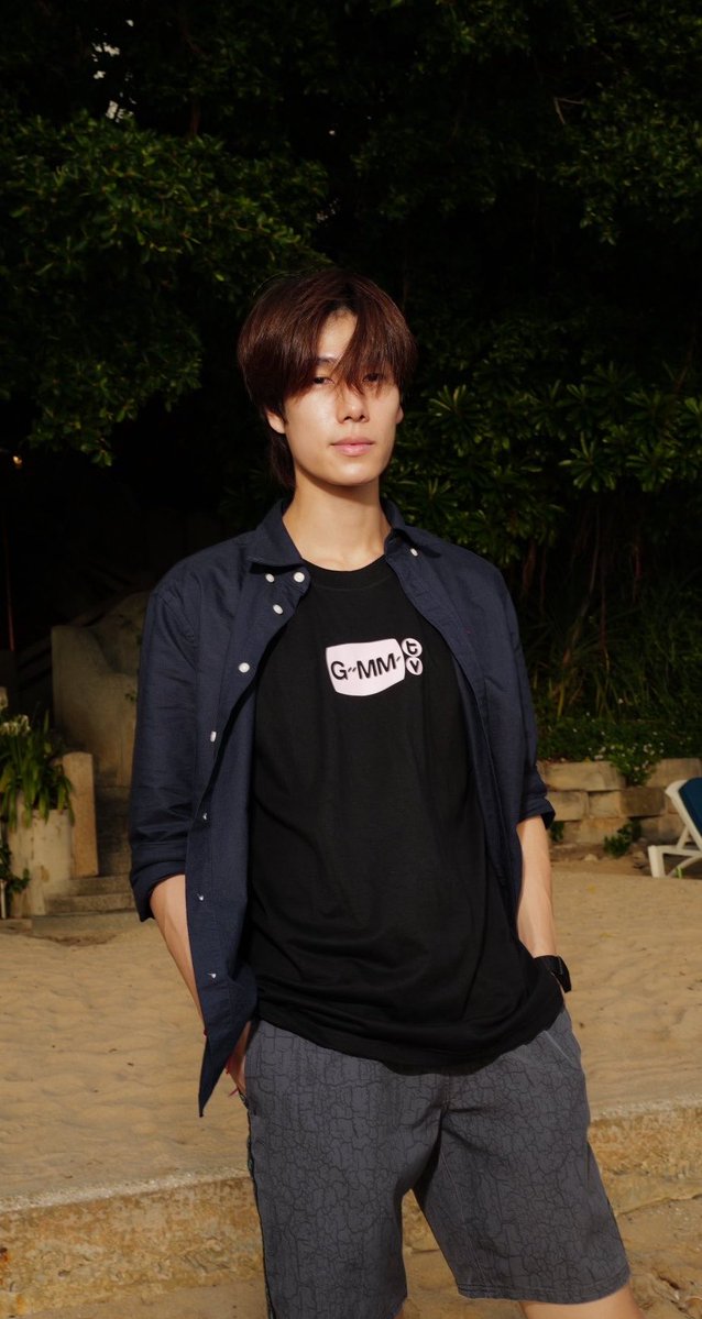 narameowz's tweet photo. ✔️hands in the pocket
✔️same expression 
✔️boyfriends https://t.co/nvbikjjphG