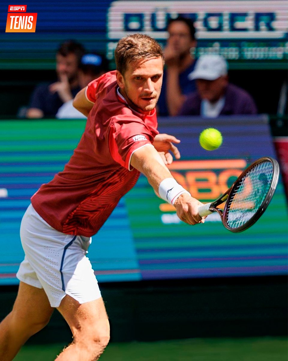 ESPNtenis's tweet photo. ¡EL CAMPEÓN SIGUE DE RACHA! 🇩🇪👏

Tras el título en Roland Garros, Zverev aterrizó en #Halle y se llevó una victoria 6-3, 4-6 y 6-2 sobre Kopriva. 💯

🔜 Su compatriota Hanfmann lo espera en octavos. https://t.co/un0LJJFBZA