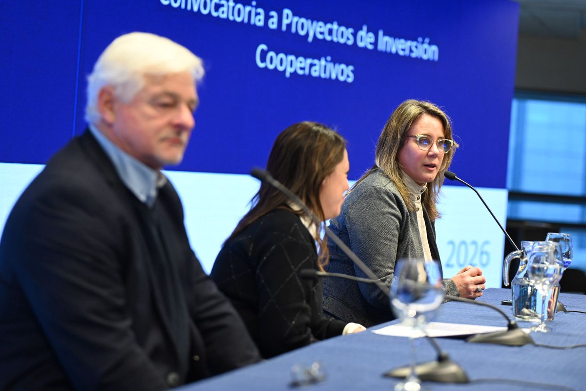 inacoop's tweet photo. Esta mañana @MIEM_Uruguay lanzó la convocatoria a cooperativas de trabajo, agrarias y Sociedades de Fomento Rural para presentar proyectos de inversión que impulsen la competitividad, la innovación y el desarrollo sostenible. 
 
Participaron en la mesa de apertura la ministra @FcardonaUy, la vicepresidenta de Inacoop @flavia_carretto y el secretario de @Cudecoop_uy Juan Carlos Canessa.