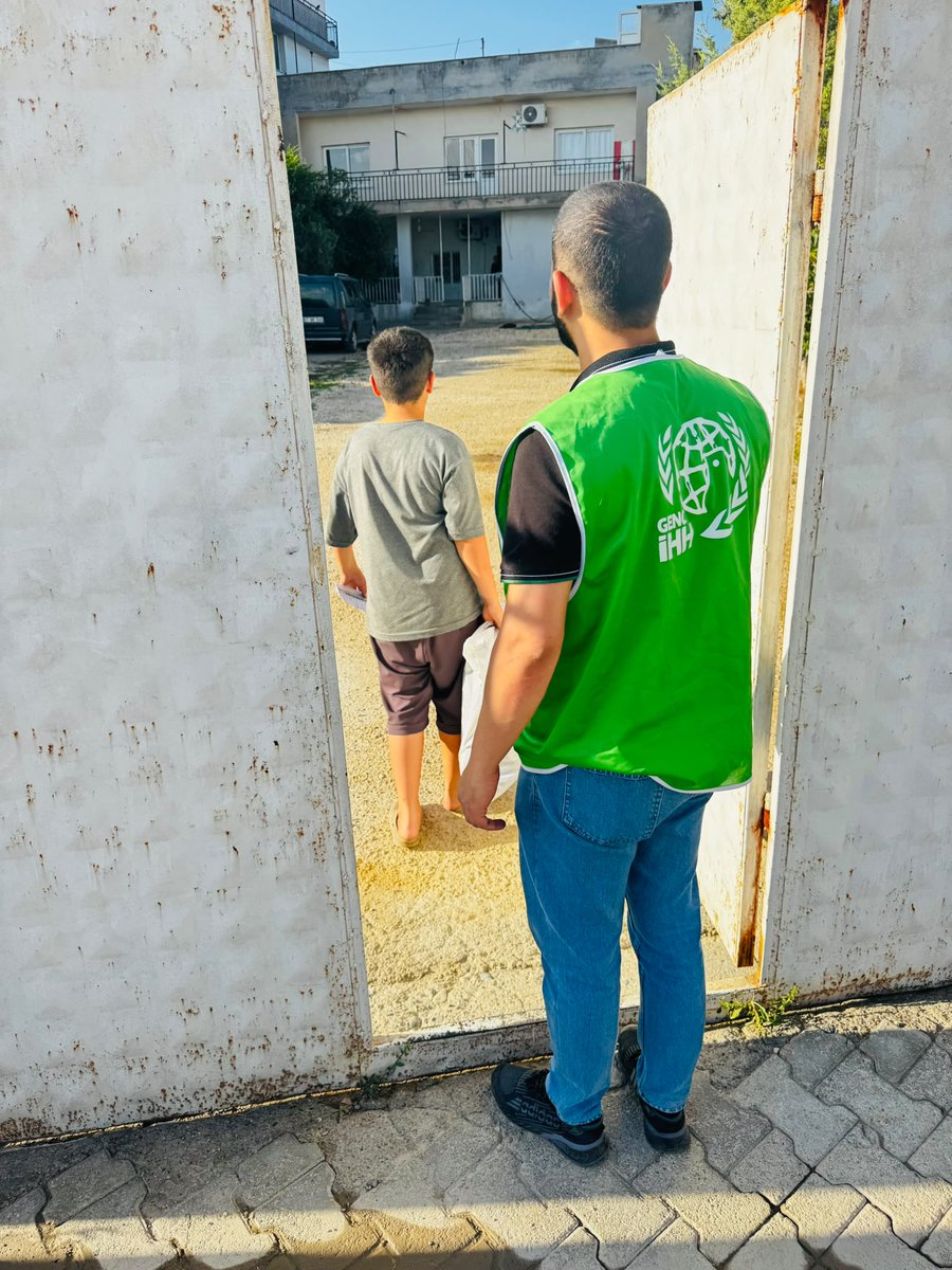 Mardin_IHH's tweet photo. Yetim ailelerimizi evlerinde ziyaret ederek hijyen paketlerini ulaştırdık.

İhtiyaç sahibi ailelerimizin yanında olmaya, emanetleri sahiplerine ulaştırmaya ve iyiliği büyütmeye devam ediyoruz.

#Yetim #MardinİHH #İyilikHerYerde https://t.co/gUlreR5FKQ