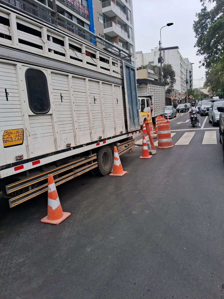 RAULRAMIREZJARA's tweet photo. A ver si los jefasos de la @MuniMiraflores se dan una vuelta po la cdra 4 de casimiro ulloa y garantizan la seguridad de los peatones @miraflores24h @OSINERGMIN https://t.co/pLvUM4CDre
