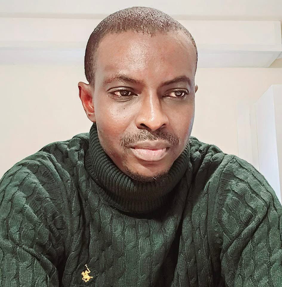 mamadoukanny's tweet photo. De MOUSTAPHA NIANG 

Écriture
Il faut suivre pour comprendre.

D'abord, Bassirou Diomaye Faye annonce l'existence d'une dette cachée. Puis son Premier ministre, Ousmane Sonko, le confirme.

La presse corrompue explique alors qu'il n'y a aucune dette cachée et réclame le rapport de la Cour des comptes.

La Cour des comptes publie son rapport et confirme l'existence de la dette.

La presse explique alors que la Cour des comptes serait à la solde de Sonko. Il faut donc un autre audit.

Le cabinet Mazars réalise un audit et va encore plus loin dans ses conclusions.

Silence radio.

Puis le FMI confirme à son tour, tout comme la Cour des comptes et Mazars.

La presse prend alors quelques vacances stratégiques pour éviter de parler du sujet.

Entre en scène Macky Sall : Une dette ne peut pas être cachée. 

Fin des vacances. La presse revient immédiatement pour expliquer qu'il n'y a toujours pas de dette cachée.

Puis... puis... puis...

Ousmane Sonko est limogé.

Et là, miracle !

La même presse ouvre de grands débats pour déterminer la meilleure façon de rembourser cette dette qui, rappelons-le, était censée ne jamais avoir existé.

Quelques semaines plus tard, Sonko reparle de la dette.

La presse ressort alors son argumentaire pour nier à nouveau l'existence de cette même dette dont elle débat pourtant du meilleur plan de remboursement.

Bref...
Bienvenue au Sénégal, où certaines informations passent directement du statut de  fake news  à celui de  problème national sans jamais s'arrêter .