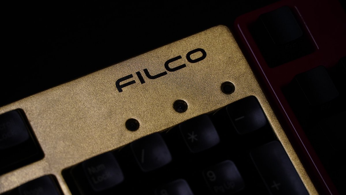 filcollection's tweet photo. ダイヤテックはもうないけれど、今も続いていれば6月17日で設立44周年。
昨年は公式Xさん(@infoFILCO)とリプでのやり取りがあったりしましたが、今年はひとりで勝手に祝っている…（変態）
閉業のニュースから勝手に色々と駆け回っておりますが、深夜にこんなことやってるくらいにはアホで元気ですｗ
#FILCO #Majestouch
この写真だとFILCOが44周年みたいに見えてしまいますが、正しくはダイヤテックの設立が1982年、FILCOブランドができたのは1992年となります🙇