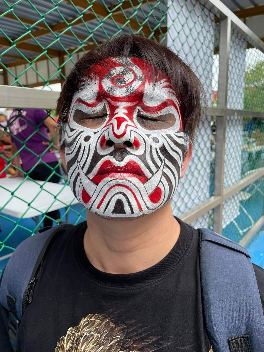 e99e0716's tweet photo. 沒庫存就不更新了，有機會拍到再更新。
說說喜歡臉譜的原因
喜歡顏料跟原本的臉之間的界線
像面具一樣卻完美貼合在臉上
原本的那個人變成��一個模樣
卻還是那個人

喜歡看別人畫臉譜做事情
例如穿著不是原本特定的服裝
做一些正常人會做的事情
讓我覺得很有生活感很特別
如果可以想看他們穿白襪的模樣 https://t.co/nCNePOZrJT