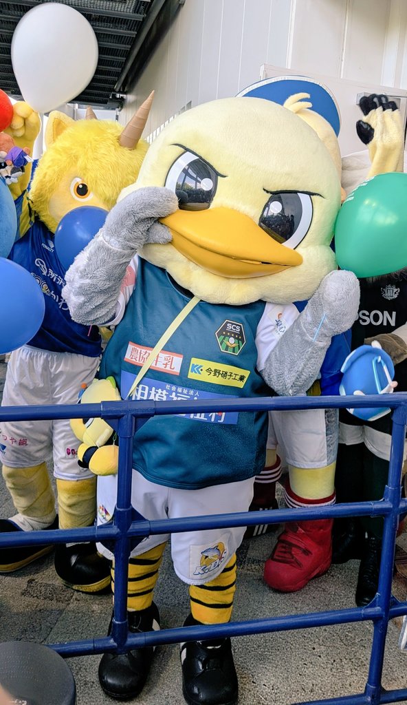 greenlo65656863's tweet photo. ああぁぁぁあぁぁ！！！
ガミティー！！あーかわいい！
目線もらえて（妄想がすぎる）きゅん死にしそう
来シーズンこそは相模原行きたいなぁ
ガミちゃんにまた会いたい🥹

#SC相模原
#ガミティ
#JリーグオールスターDAZNカップ https://t.co/sUFYRMsY0Y