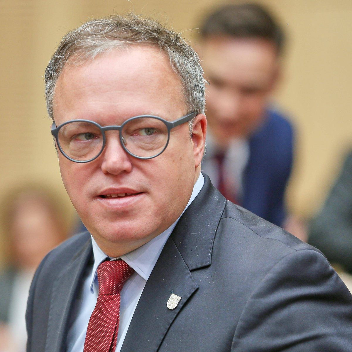 NZZde's tweet photo. Der Thüringer Ministerpräsident ist ein Meister der Leerformeln. Dafür nutzten seine Mitarbeiter offenbar auch künstliche Intelligenz. Dass sie darin kein Problem sehen, lässt tief blicken. Hier lesen Sie den ganzen Artikel aus der Reihe «Der andere Blick»: