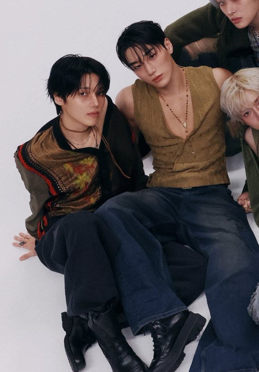 Mart_Atiny's tweet photo. The matching poses? Their intertwined legs? GUYS https://t.co/ar5QcgBWBd