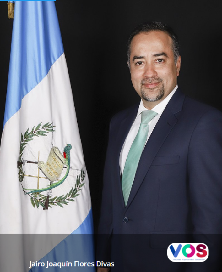 El_Imparcialgt's tweet photo. 🚨 ¡LE METEN GOL! ACUSAN AL DIPUTADO JAIRO FLORES DE LEVANTAR UN CENTRO COMERCIAL EN ZONA 16

Mientras exige transparencia desde el Congreso, el diputado de VOS, Jairo Flores, ahora enfrenta fuertes señalamientos por parte de vecinos de Hacienda Real, quienes denuncian presuntas irregularidades relacionadas con un proyecto inmobiliario que se desarrolla en la zona 16 de la capital.

Según los vecinos, quienes aseguran contar con documentación de respaldo, el legislador habría adquirido una propiedad donde actualmente se ejecuta el proyecto "Don Joaquín". Las denuncias apuntan a posibles incumplimientos en materia de infraestructura, impacto ambiental y otros aspectos.

Los residentes exigen una auditoría de las licencias y expedientes identificados como COM 28-2001, COM 42-2001 y COM 52-2001, con el fin de determinar si todo se encuentra en regla.

La pregunta es: 

 ¿Cómo financió el diputado un proyecto de esta magnitud?