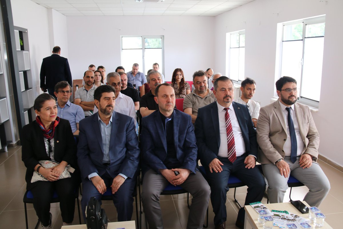 karabuktso's tweet photo. Karabük Teknokent Teknoloji Transfer Ofisi (TTO) tarafından düzenlenen TTO Akademi-Sektör Buluşmaları programı, Karabük Teknokent Etkinlik Salonu'nda gerçekleştirildi. Programa; Sanayi ve Teknoloji İl Müdürü Birol Cangi, Karabük Ticaret ve Sanayi Odası (KTSO) Yönetim Kurulu Başkanı @fthcprz  , KTSO Meclis Üyesi Ali Karakaş, TOBB Karabük İl Kadın Girişimciler Kurulu Başkanı Nuray Alpboğa, Teknokent Genel Müdürü Dr. Öğretim Üyesi Samet Nohutçu, akademisyenler ve şirket yetkilileri katıldı.

Programın açılış bölümünde Teknokent Genel Müdür Yardımcısı İbrahim Zorlu tarafından Teknoloji Transfer Ofisi'nin yol haritası, işleyişi ve yürüttüğü faaliyetler hakkında katılımcılara bilgi verildi. Zorlu, TTO'nun akademisyenler ile sanayi kuruluşları arasında köprü görevi üstlendiğini belirterek; Ar-Ge projeleri, yazılım projeleri ve proje dışı danışmanlık süreçlerinde sağlanan destekler ile TTO'nun sunduğu avantajları anlattı.

Ardından, Karabük Üniversitesi Mühendislik ve Doğa Bilimleri Fakültesi Mekatronik Mühendisliği Bölümü Kontrol ve Otomasyon Anabilim Dalı Öğretim Üyesi Prof. Dr. Raif Bayır tarafından üniversite-sanayi iş birliği kapsamında yürütülen danışmanlık süreçleri, akademisyenlerin sanayiye sağlayabileceği katkılar ve bilgi birikiminin üretime dönüştürülmesinin önemi üzerine katılımcılarla tecrübe paylaşımında bulunuldu.

Programın son bölümünde ise Teknokent Genel Müdürü Dr. Öğretim Üyesi Samet Nohutçu tarafından TÜBİTAK TEYDEB ve Yeşil Dönüşüm Destek Programları hakkında sunum gerçekleştirildi. Nohutçu; 1507 KOBİ Ar-Ge Başlangıç Destek Programı, 1501 Sanayi Ar-Ge Projeleri Destekleme Programı, 1505 Üniversite-Sanayi İş Birliği Destek Programı ile 1707 Siparişe Dayalı Ar-Ge Projeleri için KOBİ Destekleme Programı hakkında katılımcılara detaylı bilgiler aktararak, destek mekanizmalarının sunduğu fırsatlar ve başvuru süreçlerine ilişkin önemli açıklamalarda bulundu.

TTO Akademi-Sektör Buluşmaları kapsamında gerçekleştirilen programda, akademi ile iş dünyası arasında bilgi paylaşımının artırılması, iş birliği kültürünün güçlendirilmesi ve firmaların Ar-Ge ile inovasyon desteklerinden daha etkin yararlanmasına yönelik farkındalık oluşturulması hedeflendi.

@KBUTeknokent