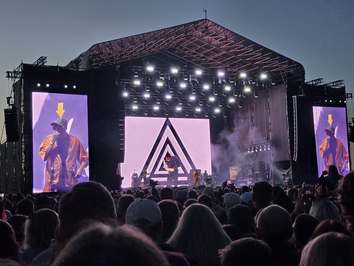 LauriKubre's tweet photo. Some highlights from yesterday's Black Eyed Peas show! While not a fan per se, I do miss this era of fun pop-music and it was a blast getting to experience it live with my sister!
I'll be back to my regularly scheduled rock and metal shows soon enough! https://t.co/0AxM2Vhrhx