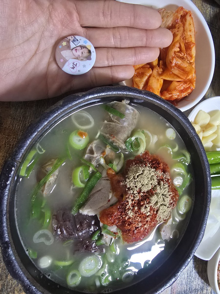 sosoritty's tweet photo. 자매국밥💜💜💜
부산을  폭풍휩쓸고  가셨구만요!!
뷔진홉이 앉았던 자리에서 냠냠😍
/아레미는 다른테이블에 앉았데요!
맛있으니까  재방문예정🎵
(유강남선수는 이제 못올꺼야 ㅋ)
#bts
#BTS_ARİRANG_BUSAN https://t.co/4zxBtmOfvr