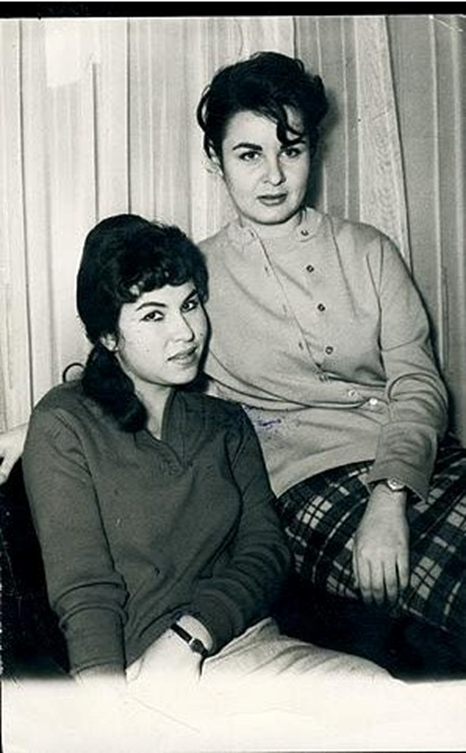 bellwar_34's tweet photo. Panter Emel (Emel Yıldız) ablamızı kaybettik.
Kendisi özellikle 80'li ve 90'lı yıllarda yaptığı saha çalışmaları ve katledilen sokak hayvanlarını ülke gündemine taşıması ile bilinirdi. Burada bir çok sahacının rol modeli, ilham kaynağı oldu.
Bir belediyenin öldürdüğü hayvanları toplayıp belediye önüne getirmesi ve ettiği kavga büyük ses getirmişti. Çok cesur ve korkusuz bir panterdi.
Onun döneminde sosyal medya yoktu.
Sadece sahacılar vardı ve çoğu kadındı.
Nurlar içinde yatsın.
#panteremel #sokakhayvanlarıyalnızdeğil