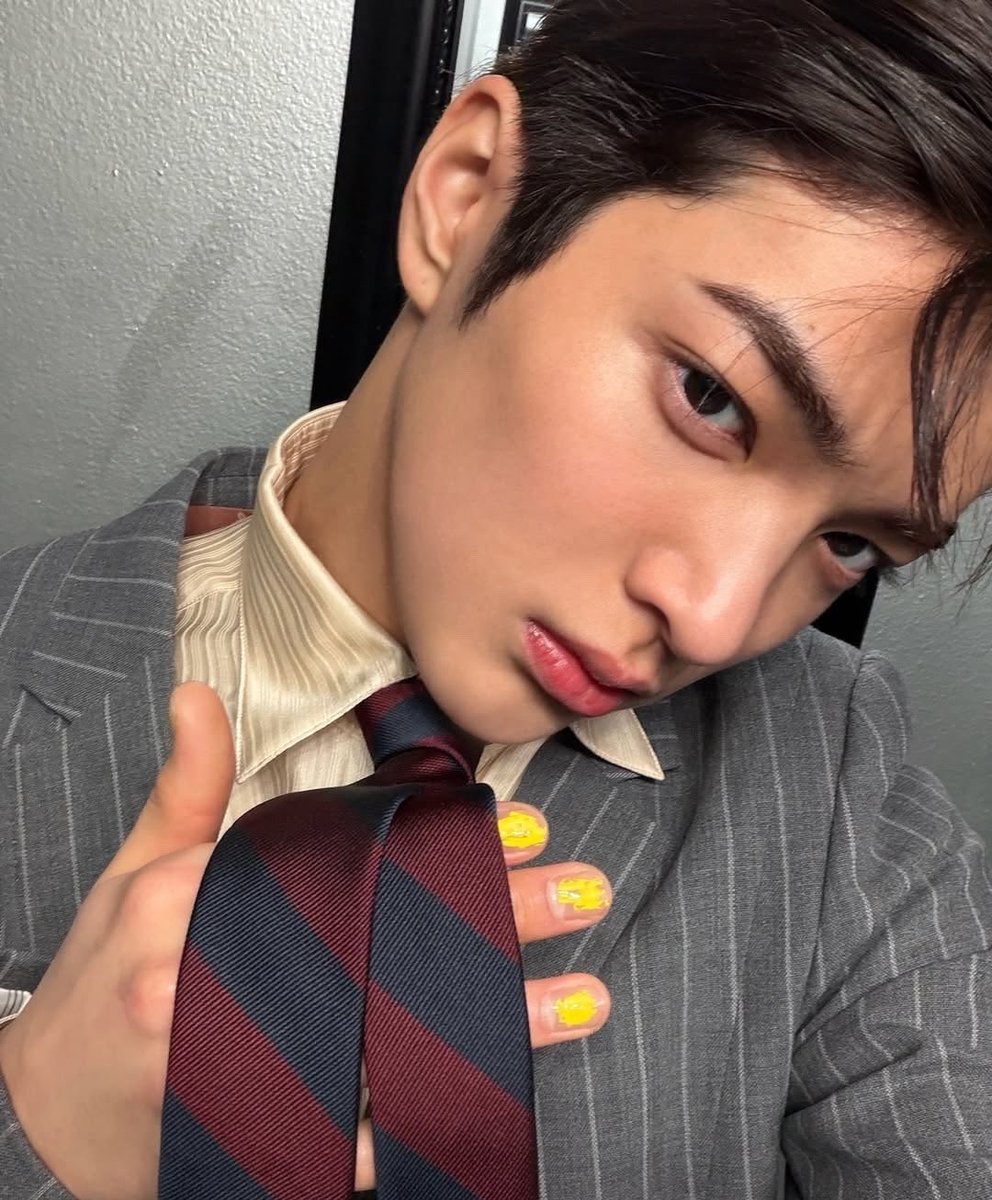 djalfkdrjslfkd's tweet photo. 건호 정장입고 이런 사진 찍어올려주는거(너무좋아서할말을잃은붕이됨),, 야 걍 백수옷편의점마실옷 다 압수하고 옷장 싹 다 정장으로 물갈이하자 https://t.co/fakEY0qBiR