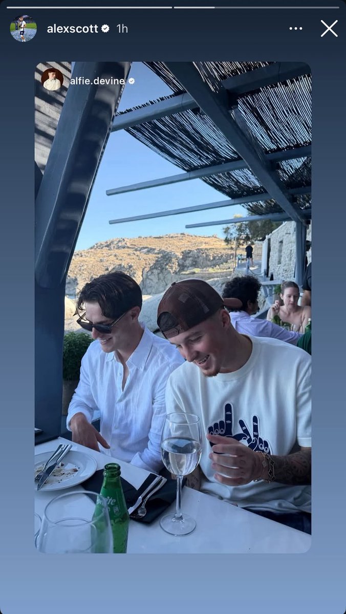 THFC_User's tweet photo. Alex Scott with Devine on insta👀 https://t.co/m0gMpGluwK