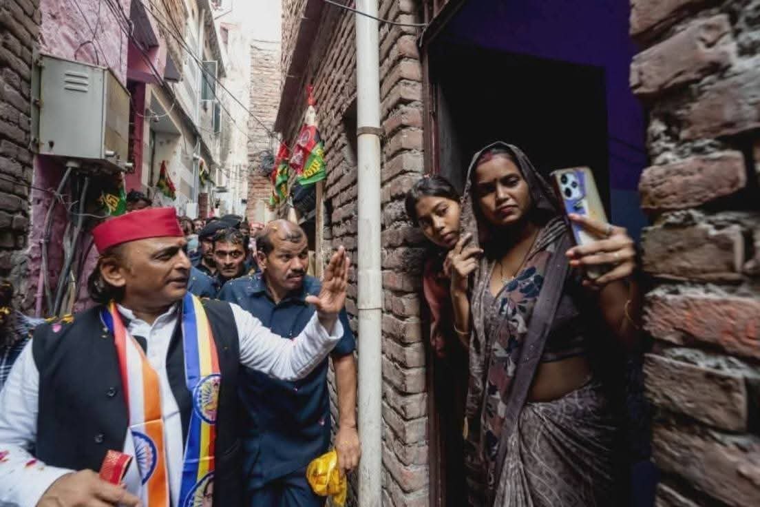 drdharmaveer13's tweet photo. अखिलेश यादव जी की दीवानगी जब आगरा की गलियों में महिलाओं ने ली अखिलेश यादव जी के साथ सेल्फी. अखिलेश यादव बनना आसान नहीं
@yadavakhilesh https://t.co/KwdHJ3fcEG
