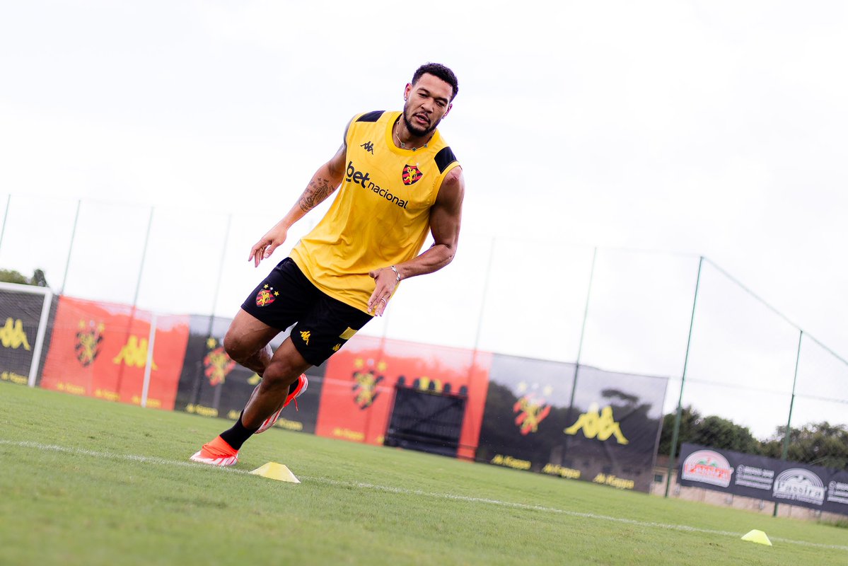 sportrecife's tweet photo. Olha quem tá por aqui! 😁 De férias, Joelinton esteve no CT na manhã desta terça! Reviu amigos, funcionários e utilizou as instalações do Clube para manter a forma! 

Sempre uma honra tê-lo por aqui, Big Joe! O Sport é a sua casa! ♥️ https://t.co/Y942kVq3cw