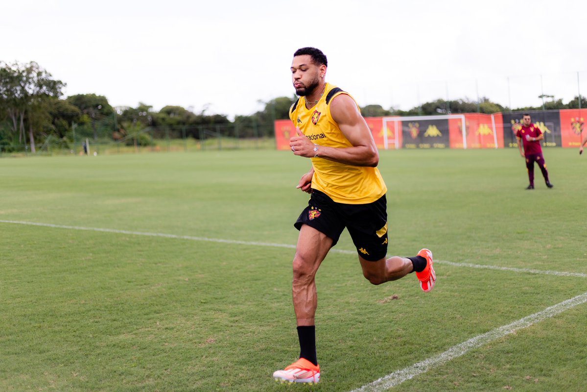 sportrecife's tweet photo. Olha quem tá por aqui! 😁 De férias, Joelinton esteve no CT na manhã desta terça! Reviu amigos, funcionários e utilizou as instalações do Clube para manter a forma! 

Sempre uma honra tê-lo por aqui, Big Joe! O Sport é a sua casa! ♥️ https://t.co/Y942kVq3cw