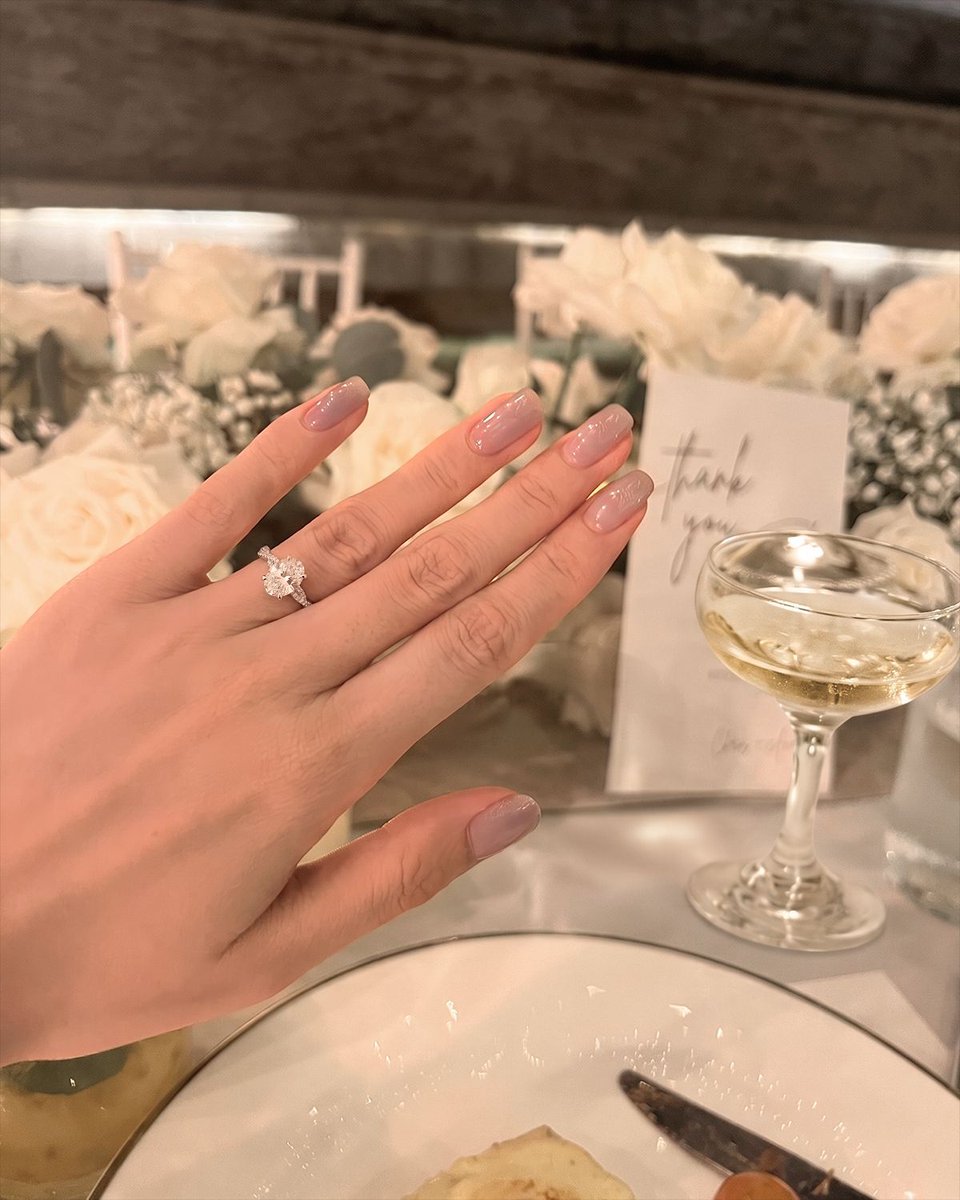 DarryRing_US's tweet photo. Sometimes the most romantic part of a proposal is the effort of planning it.
Finding out her favorite diamond shape. Thinking through every little detail. It all starts with knowing exactly who you're doing it for, and how to make them feel loved in all the ways that matter. https://t.co/FGCngsxExd