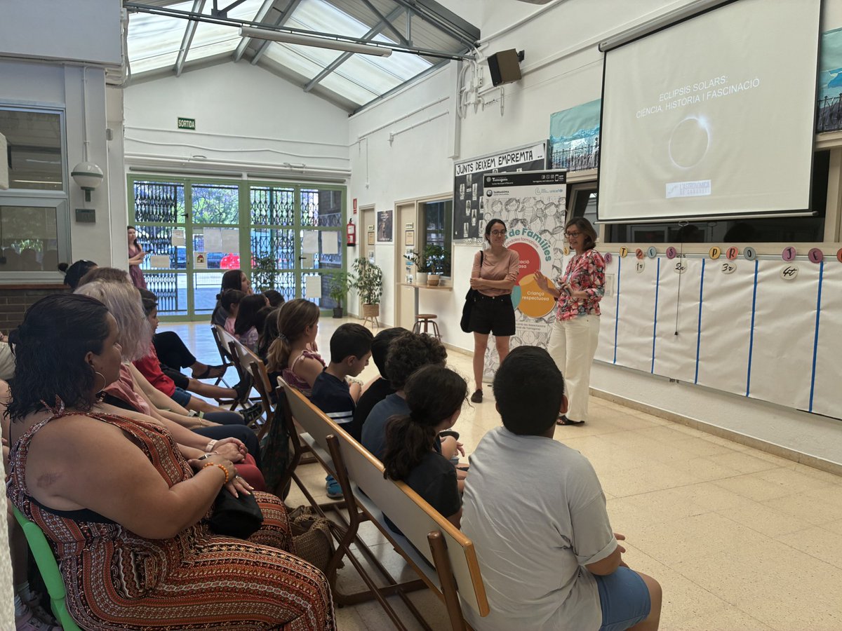 TGNEducacio's tweet photo. #ENDIRECTE🔴​ Comença a l’Escola El Serrallo la xerrada de l’“Escola de Famílies” “Eclipsis: ciència, història i fascinació”, amb Albert Morral, físic especialitzat en astrofísica i director científic de l’@astrosabadell. ☀️🌑🔭

@TGNAjuntament https://t.co/w6ESqBjDe9