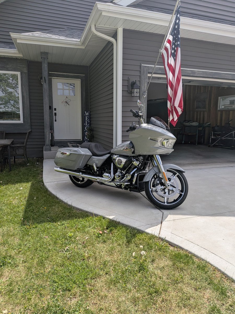 flyinryan441's tweet photo. This is my 2025 @HarleyDavidson Road Glide!**  

Super comfortable and seriously fun to ride. Makes the daily commute something I actually look forward to. 😊🏍️  

Drop your ride below!

#HarleyDavidson #RoadGlide #MotorcycleLife https://t.co/SAQ2IEhIiw