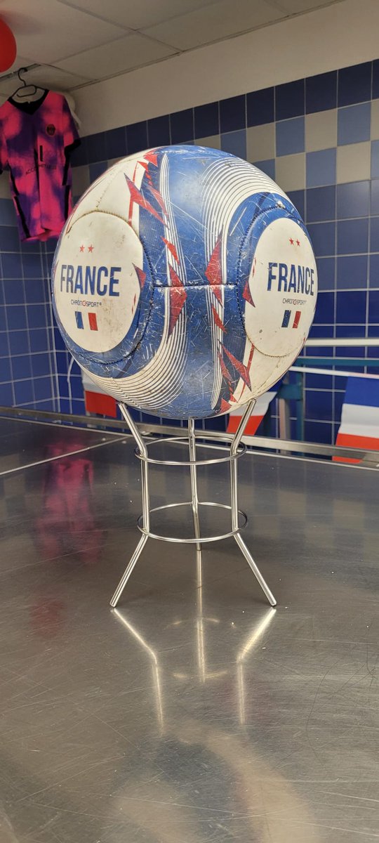 Charbonneur000's tweet photo. Ma mère est cantinière au collège. 

Aujourd'hui, elle a préparé ça avec soin. Personne ne lui rendra hommage, alors je le fais ici.

À tous les héros du quotidien qui, dans l'ombre, font rêver les enfants et apportent un peu de beauté à l'ordinaire 🫶 https://t.co/EyI1hYQq8V