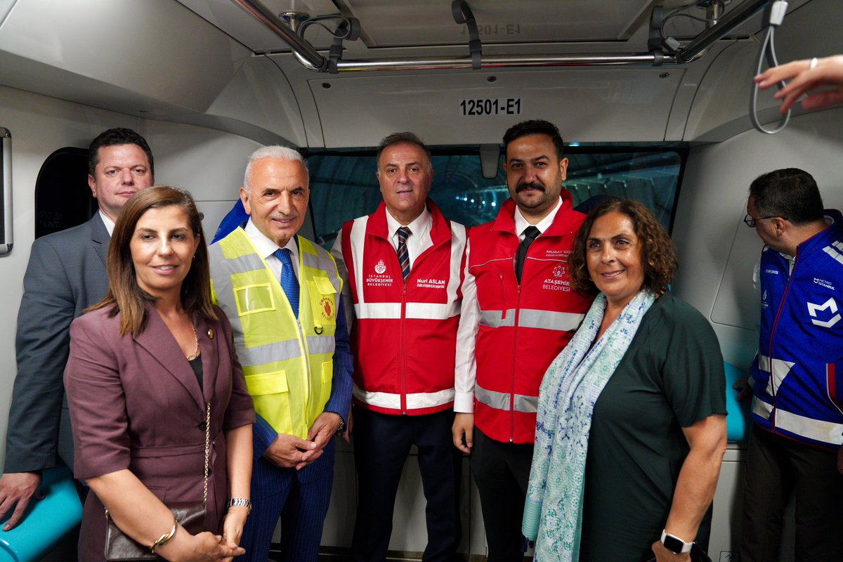 nuriaslan_tr's tweet photo. İstanbul’u demir ağlarla örmeye devam ediyoruz. 

Ümraniye Belediye Başkanı İsmet Yıldırım ve Ataşehir Belediye Başkanvekilimiz Murat Güneş’le birlikte Ümraniye-Ataşehir-Göztepe Metro Hattı’mızda test sürüşümüzü gerçekleştirdik. 

Göztepe ile Ümraniye arasını 21 dakikaya indirecek, diğer raylı sistem hatlarımızla tam entegrasyon sağlayacağız. 

Bu yıl sonunda hizmete açmayı hedeflediğimiz yeni hattımız şehrimize şimdiden hayırlı olsun.