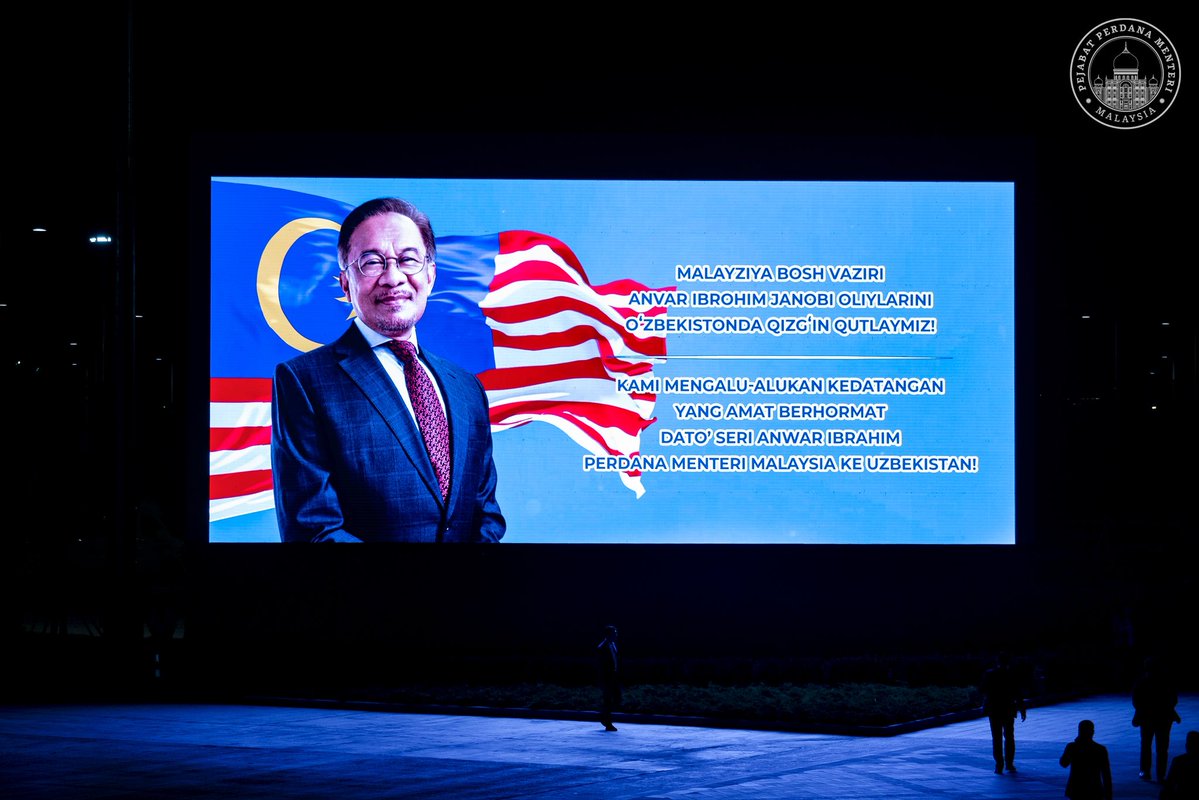 anwaribrahim's tweet photo. Sempat mengadakan pertemuan singkat namun bermakna dengan Presiden Uzbekistan, Shavkat Mirziyoyev, ketika pesawat membuat hentian di Tashkent.

Pertemuan ini memberi ruang untuk kami bertukar pandangan mengenai usaha memperkukuh hubungan dua hala yang terus berkembang dalam pelbagai bidang strategik, termasuk perdagangan, pelaburan, pendidikan, industri halal dan pelancongan.

Kami juga menyentuh kepentingan mempererat kerjasama dalam memelihara dan mengangkat khazanah tamadun Islam serta tradisi keilmuan yang telah melahirkan tokoh-tokoh besar dan menyumbang kepada kegemilangan peradaban manusia.

Dalam sektor tenaga, kami melihat ruang yang luas untuk memperkukuh kerjasama, khususnya dalam industri gas dan petroleum, yang bukan sahaja berpotensi merancakkan pertumbuhan ekonomi, malah menyumbang kepada agenda keselamatan tenaga dan pembangunan mampan.

Saya turut menghargai komitmen Uzbekistan dalam memperkukuh hubungan dengan negara-negara ASEAN serta peranannya yang semakin penting di rantau Asia Tengah.

Sebelum meneruskan penerbangan ke Kazan, saya ambil peluang ucap selamat maju jaya kepada Pasukan Kebangsaan Uzbekistan yang bakal membuka tirai aksi mereka di pentas Piala Dunia 2026 menentang Colombia.

Mudah-mudahan hubungan persahabatan ini akan terus diperkukuh, bukan sekadar demi manfaat ekonomi dan perdagangan, tetapi juga untuk mengangkat martabat insan, memperkasa ilmu dan menjayakan pembangunan yang lebih adil serta inklusif.

======

Had a meaningful meeting with the President of Uzbekistan, Shavkat Mirziyoyev during a brief transit stop in Tashkent.

🇲🇾🇺🇿

#MalaysiaMADANI
#MADANIbekerja 
#YakinMADANI
#DiplomasiMADANI