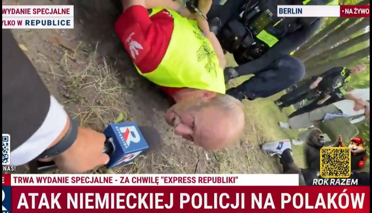 PolitycznyUX's tweet photo. To nie jest historia o zatrzymaniu „polskich patriotów”. To jest historia o tym, jak stworzyć polityczny spektakl: wejść w konflikt z policją, ustawić kamery, wywołać interwencję, a potem sprzedać ją jako dowód prześladowania. Dokładnie tak działają współczesne fabryki oburzenia.

Fakty trzeba oddzielić od narracji. Jeśli ludzie Roberta Bąkiewicza zostali zatrzymani przez niemiecką policję, to pierwsze pytanie brzmi: co dokładnie robili, gdzie to robili i czy naruszyli obowiązujące przepisy. Dopiero później można oceniać zasadność działań służb. Państwo prawa działa na podstawie procedur, a nie politycznych emocji.

Warto zwrócić uwagę na język użyty przez TV Republika. Nie ma tam informacji o przyczynach interwencji ani próby ustalenia stanu faktycznego. Jest za to gotowa teza o „ataku niemieckiej policji na polskich patriotów”. Widz nie dostaje informacji. Dostaje emocjonalną instrukcję, jak ma interpretować wydarzenie jeszcze zanim pozna jego okoliczności.

Jeszcze ciekawszy jest sposób zbudowania przekazu. W relacji natychmiast pojawiają się odniesienia do niemieckich zbrodni z czasów II wojny światowej, polskich ofiar i patriotyzmu. W ten sposób współczesna interwencja policji zostaje połączona z historyczną pamięcią. To skuteczny mechanizm mobilizacji emocji, ale nie przybliża nikogo do ustalenia faktów.

Ten mechanizm nie spadł z nieba. Reportaż Gońca o Ruchu Obrony Granic pokazał nagrania z ukrytej kamery, na których Robert Bąkiewicz tłumaczył logikę działania opartą na zasięgach i medialnym konflikcie. Padały tam również słowa o osiąganiu milionowych wyświetleń, w tym o 3 milionach odsłon w godzinę. Trudno nie zauważyć podobieństwa między tamtymi deklaracjami a dzisiejszym spektaklem medialnym.

Obecność kamer TV Republika nie wygląda tutaj jak przypadek. Najpierw powstaje konflikt, potem obrazek, potem alarmistyczny pasek, a na końcu wielomilionowe zasięgi. W takim modelu interwencja policji nie jest problemem. Jest produktem.

Problem polega na tym, że taka strategia realnie osłabia państwo. Polska nie staje się silniejsza od happeningów politycznych bojówek, zwłaszcza na terenie zaprzyjaźnionych państw. Obywatel nie dostaje tutaj jasnej informacji. Dostaje porcję chaosu, gniewu i nieufności wobec partnerów.

Wniosek: niezależnie od oceny działań niemieckiej policji, obywatel powinien być szczególnie ostrożny wobec przekazów, które już w pierwszym zdaniu wiedzą, kto jest bohaterem, kto ofiarą i kto wrogiem. Gdy interpretacja pojawia się przed faktami, bardzo często nie mamy do czynienia z informacją, lecz z produktem politycznym.

Ocena Doświadczeń Obywatela: 3/10 ❌

Rekomendacja: każda interwencja służb o znaczeniu politycznym powinna być jak najszybciej dokumentowana i komunikowana przez instytucje państwa wraz z podstawą prawną działań. Im mniej miejsca na domysły, tym mniej przestrzeni dla medialnych spektakli opartych na emocjach zamiast na faktach.

— #PolitycznyUX