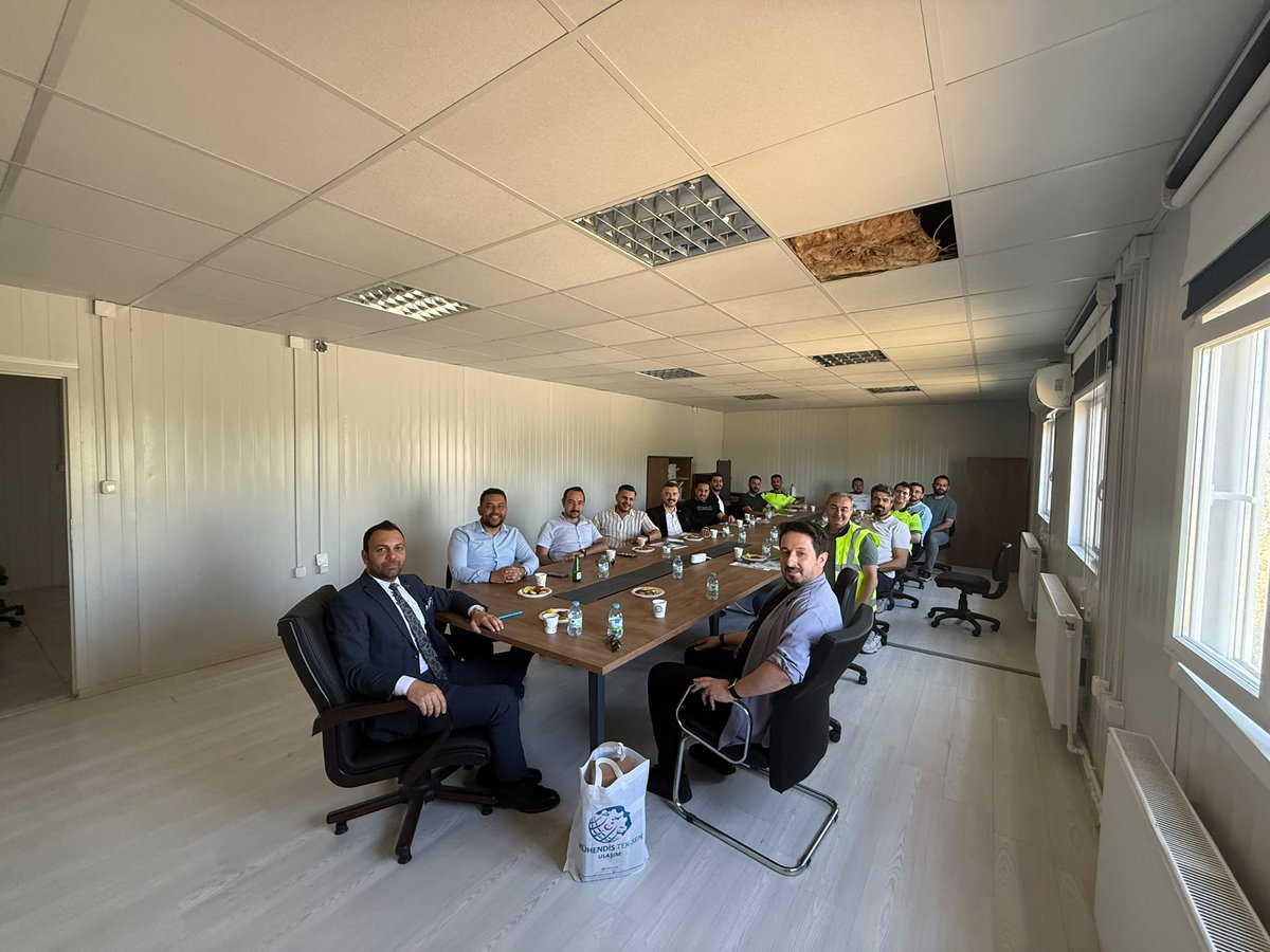 MuhTekSenUlasim's tweet photo. 📢 Mühendis Tek-Sen Ulaşım Sendikası olarak 85 Demiryolu Bakım Müdürlüğünü (Kırıkkale) ziyaret ederek sendikamızın yürüttüğü faaliyetleri aktarma fırsatı bulduk. Üyelerimizin taleplerini dinleyerek çeşitli konularda fikir alışverişinde bulunduk. 
📌 DestDer Başkanı Sn. Sinan Dönmez'e ve toplantımıza katılım sağlayan mesai arkadaşlarımıza misafirperverlikleri için müteşekkiriz.
📝 Mücadelemizin meyvelerini topladığımız güzel günlere en kısa sürede ulaşmak ümidi ile.
@MuhTekSen_Konf 
@MuhTekSenUlasim
@MuhTekSenSagSos 
@MuhTekBayindir 
@MuhTekYerelYntm
@muhteksenkultur 
@MuhTekBuro 
@MuhTekTrmOrmn 
@KaMuhEnerjiSen