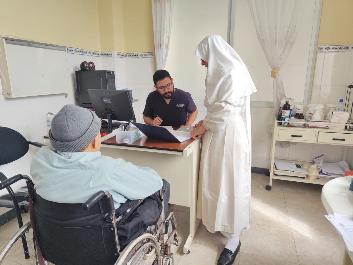 HGeneralMacas's tweet photo. #MoronaSantiago |👨🏽‍🦳El servicio de geriatría del @HGeneralMacas brinda atención integral a los residentes del asilo Nuestra Señora Purísima de Macas con visitas los días jueves y domingos, atendiendo a 20 pacientes por semana, con una atención oportuna, cercana y humanizada https://t.co/n2cV14XB6w