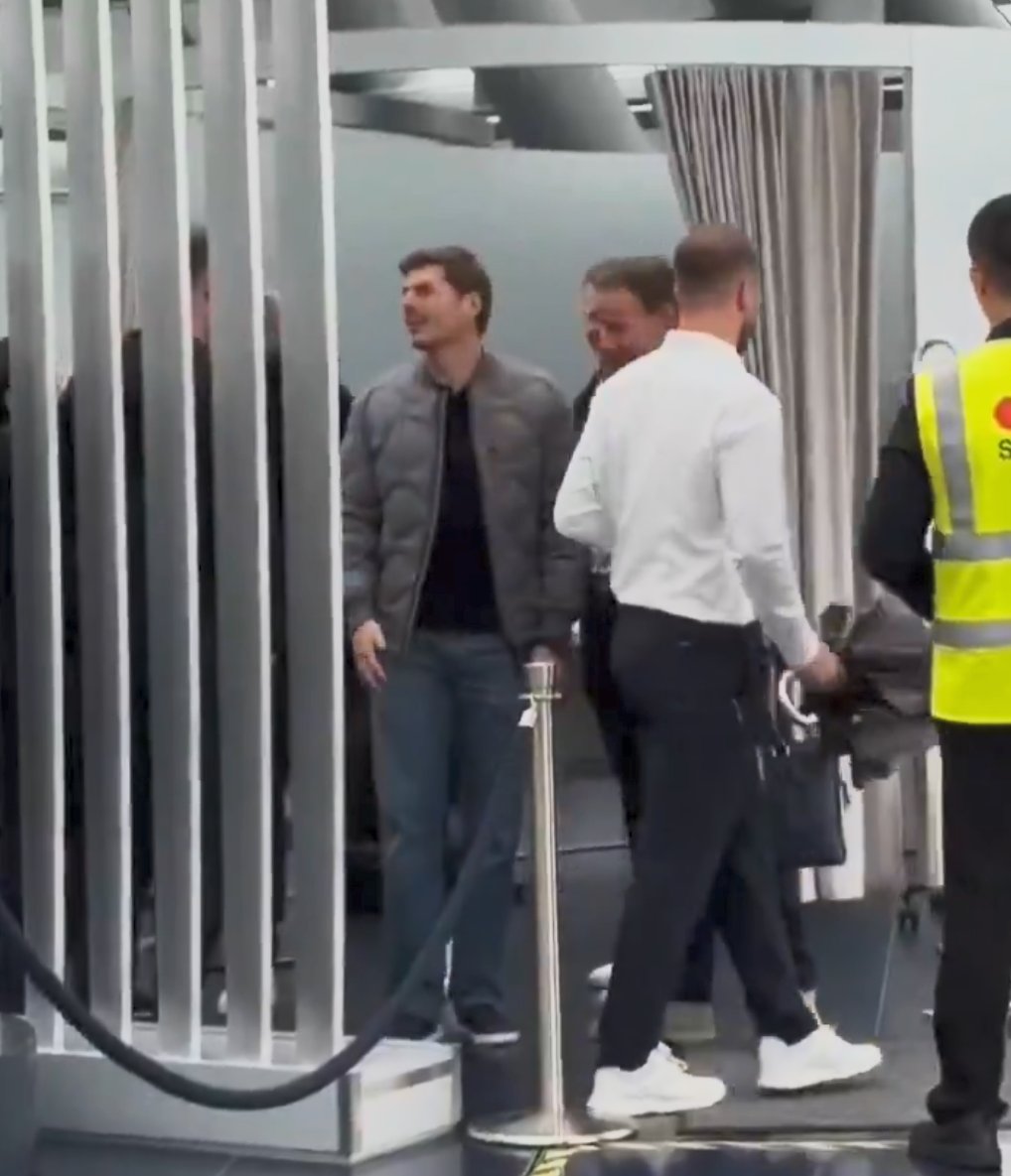 Nachez98's tweet photo. 🚨 DETALLES sobre la reunión filtrada de Max Verstappen con la cúpula de Red Bull 

👉 En esa reunión, Red Bull le pidió a Verstappen que diese su compromiso de quedarse en el equipo para poder atraer a ingenieros de alto nivel

❌ Max Verstappen NO habría dado su compromiso

‼️ Si Max Verstappen no está al menos 2º en el Mundial podrá rescindir su contrato este mismo verano

📰 RN365