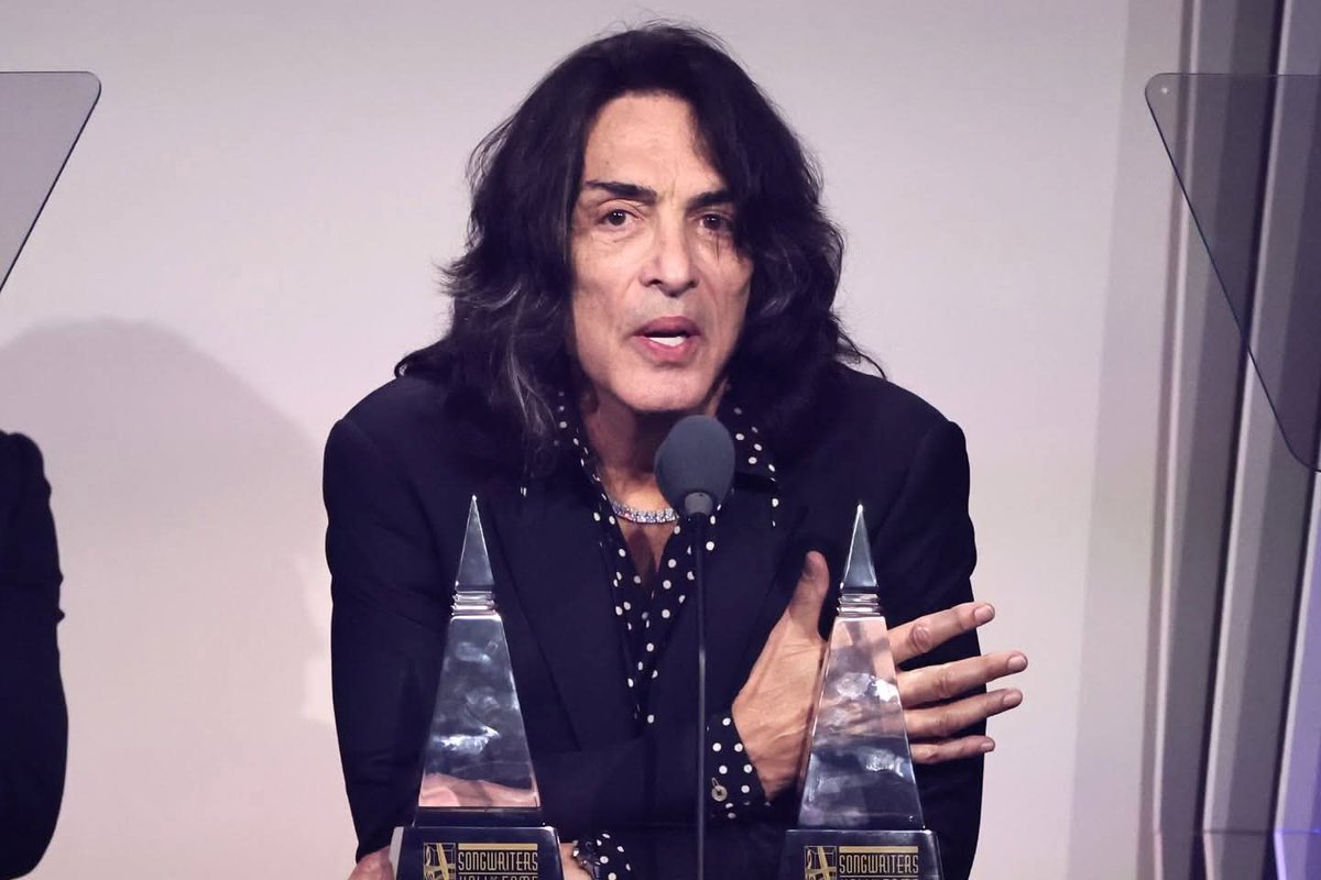 Maryhot78's tweet photo. @PaulStanleyLive Me and my friend, we're thinking about it lol https://t.co/WlEA60UNHt