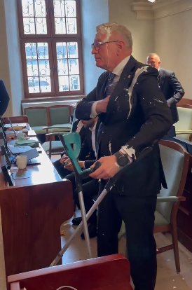 HolinkaPis's tweet photo. Stado gołębi przeleciało nad Jaśkowiakiem. https://t.co/YvJbUAmKMq